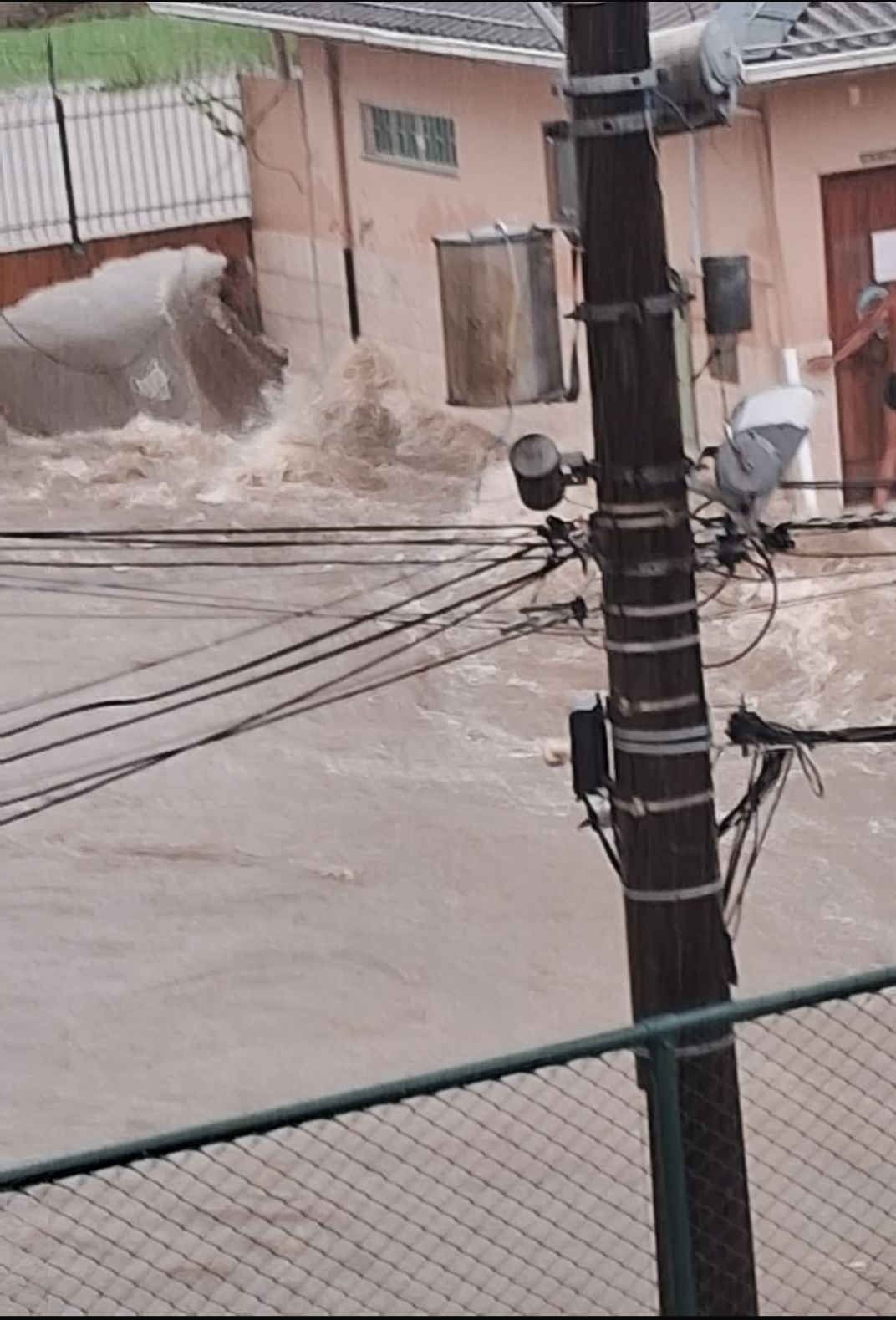 Os moradores do Condomínio Habitacional Gerôncio Thives, em barreiros, São José SC, sofrem com os alagamentos causados pelo Rio Araújo