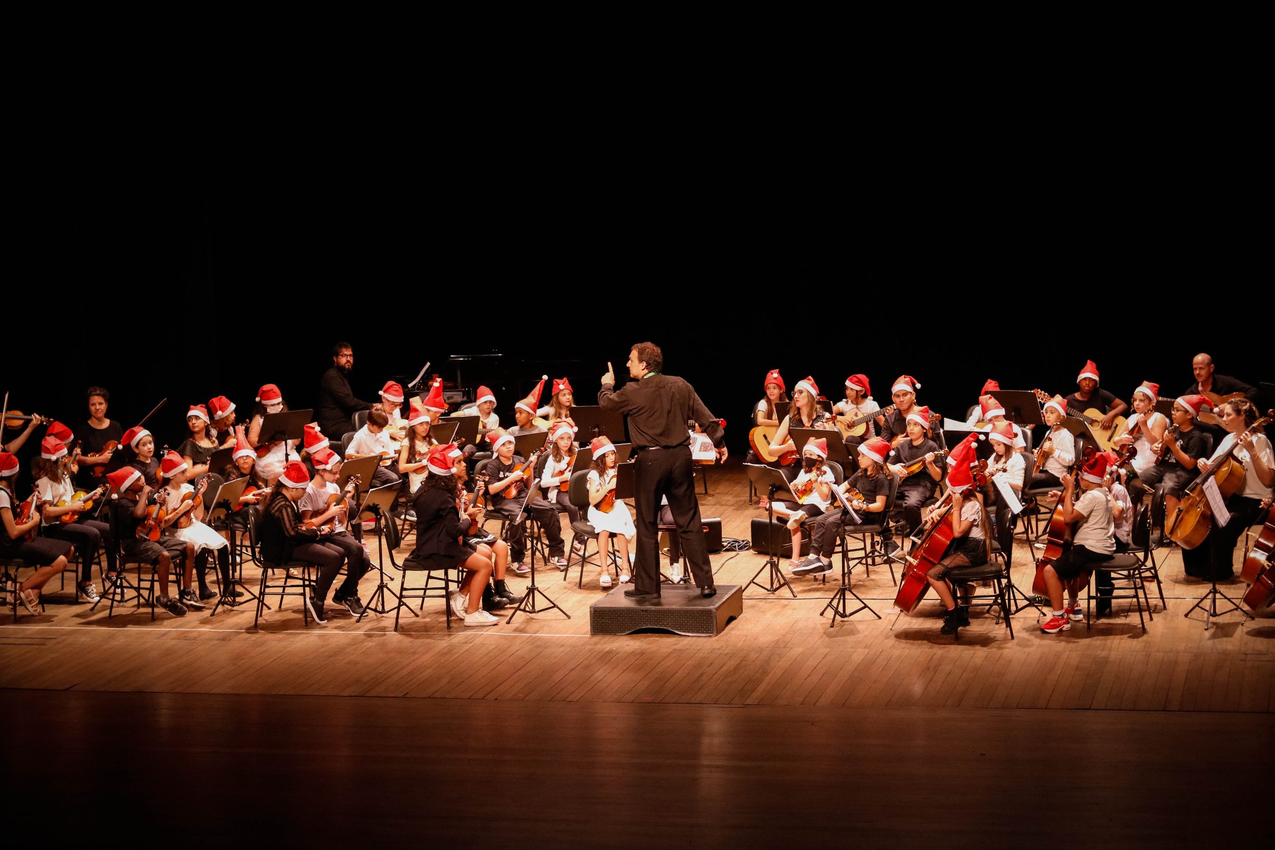 No dia 24 de junho, às 19h30, o CIC recebe o Concerto de Inverno do projeto Educando com Música, da Camerata Florianópolis.