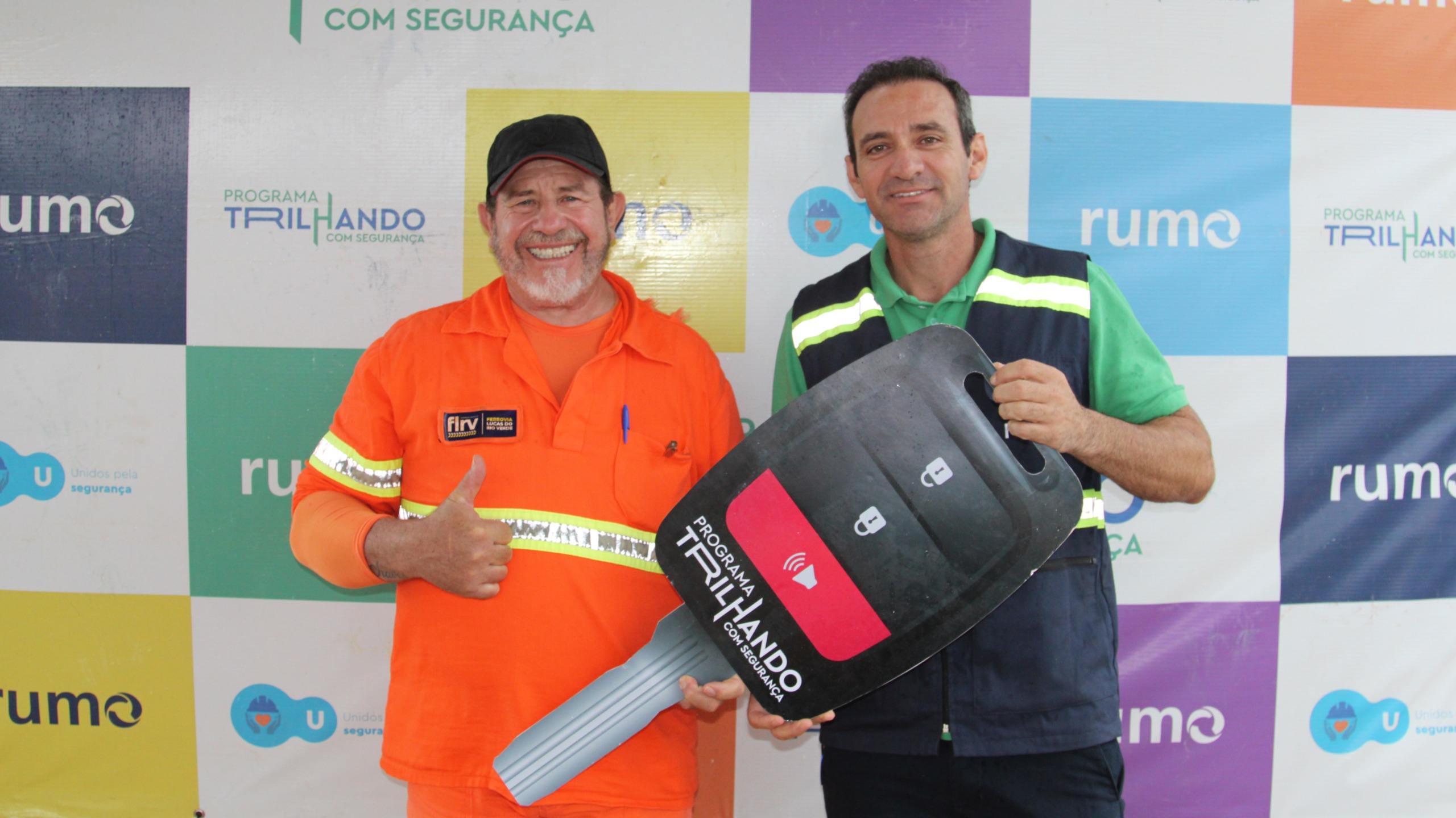 ☝🏾Raimundo Ito Chaves recebendo a chave simbólica do carro, que ganhou no Programa Trilhando com Segurança, de Leandro Machado, Gerente de Implantação da Rumo - Foto: Rony Santos