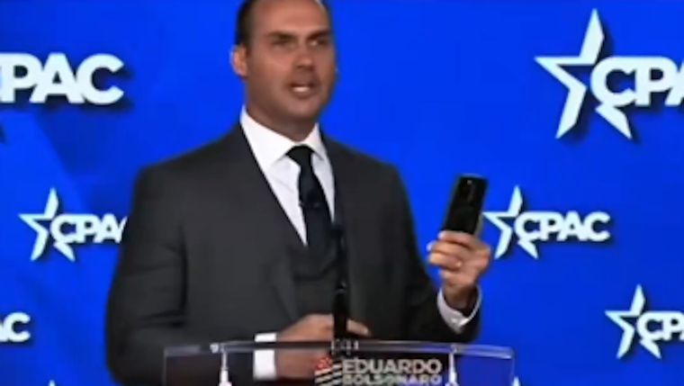 Moraes dá 24h para defesa de Bolsonaro explicar suposta comunicação com Eduardo