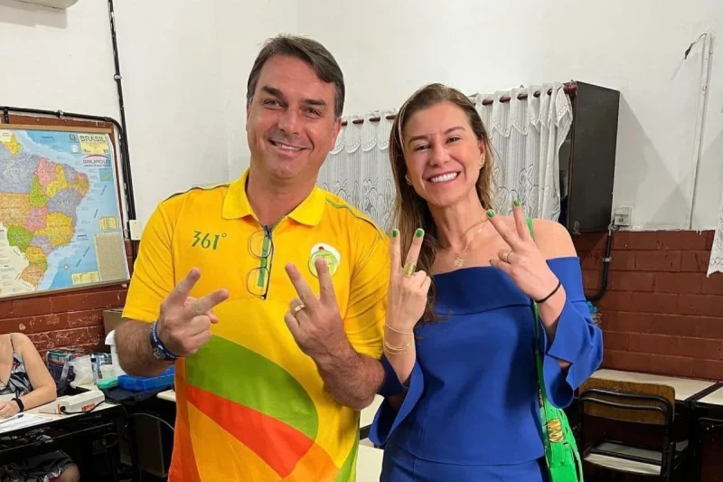 Após crise com Michelle, Flávio escala esposa para atrair mulheres